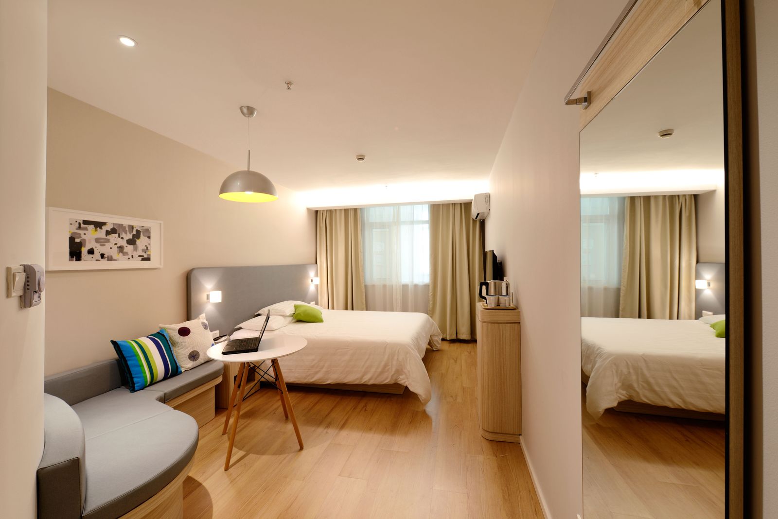 Chambre préparée avec linge hôtelier