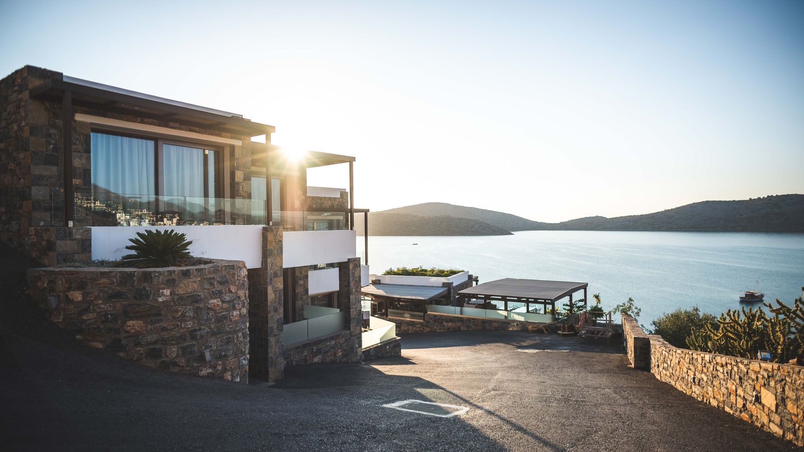 Villa en pierre face à la mer au soleil couchant