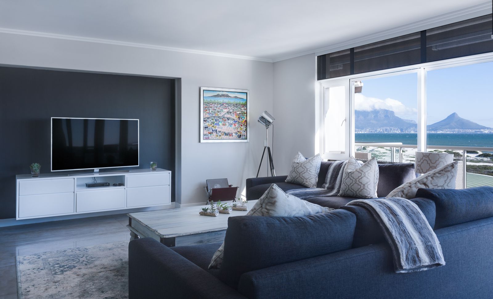 Salon lumineux avec vue sur la mer